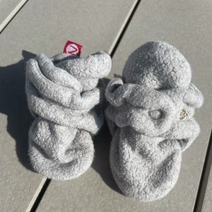 Zutano 3 month slippers like new